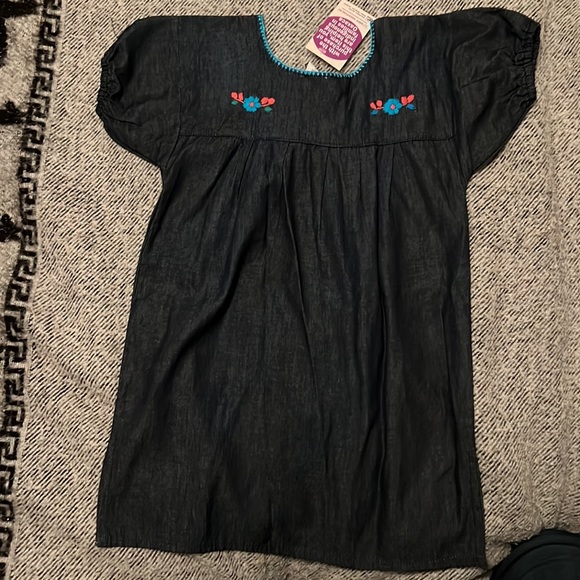 Beautiful traditional Mexican dress for kid with embroidery - Picture 2 of 4